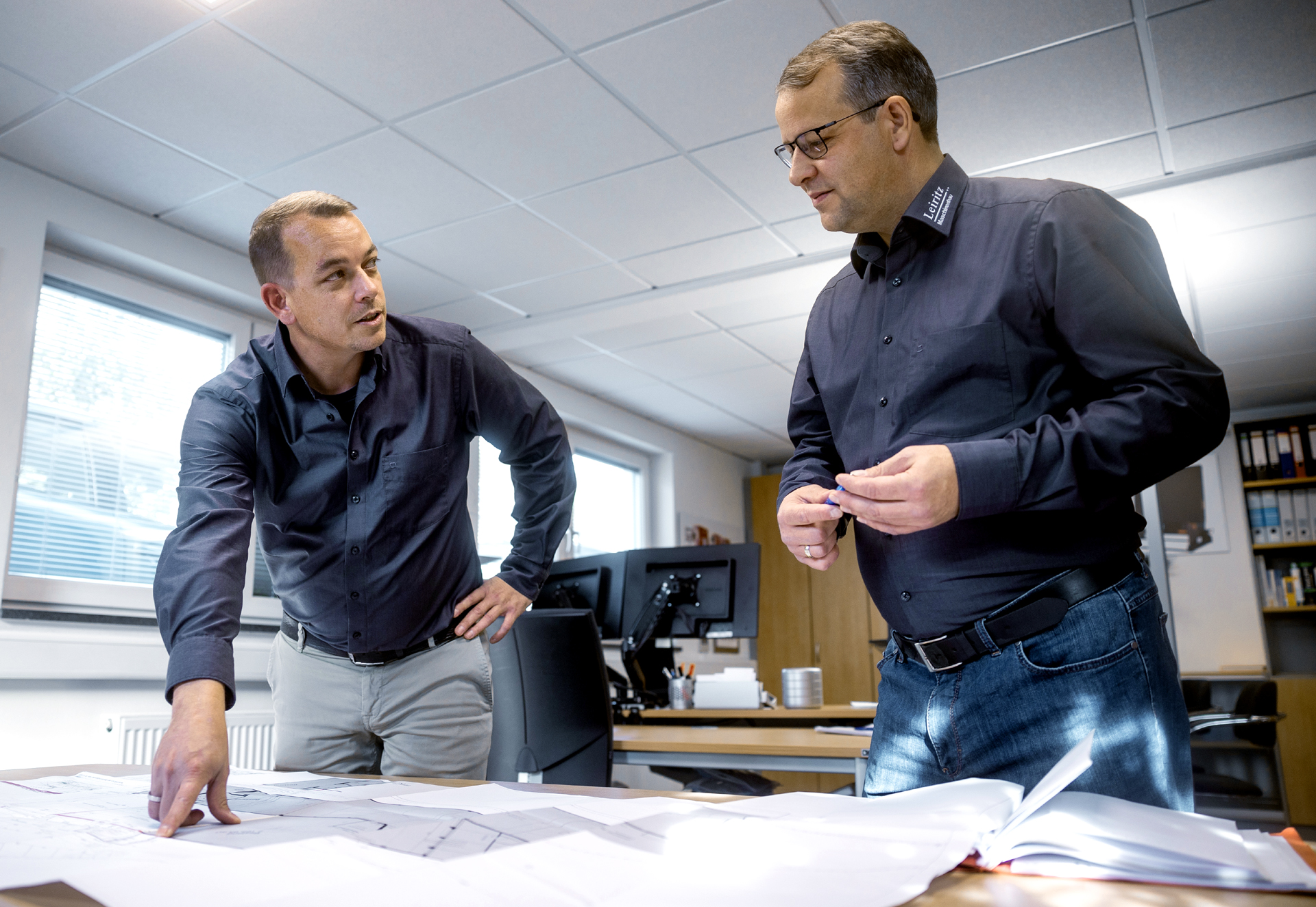 Die Gebrüder Alexander und Sebastian Ehard bilden die Geschäftsleitung von dem Maschinenbau Hersteller Leiritz aus Bayern.